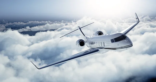 Foto realistis dari desain generik White Luxury jet pribadi terbang di atas bumi. Langit biru kosong dengan awan putih di latar belakang. Konsep Perjalanan Bisnis. Horisontal. Rendering 3d — Stok Foto