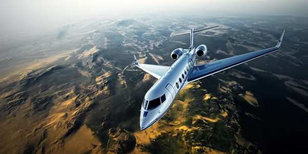 Foto realista de diseño genérico de plata jet privado volando sobre las montañas. Cielo azul vacío con sol al fondo. Viajes de negocios en modernos aviones de lujo. Horizontal. renderizado 3d — Foto de Stock