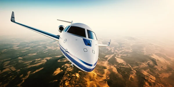 银色通用设计私人喷气式飞机在山上飞行的真实照片。空旷的蓝天，背景是太阳。乘坐现代豪华飞机的商务旅行。水平.特写照片。3d 渲染 — 图库照片