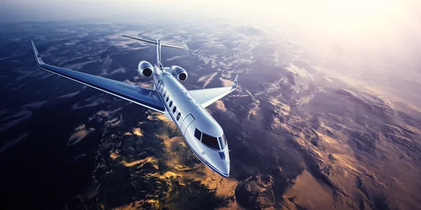 山の上を飛ぶシルバージェネリックデザインプライベートジェットのリアルな写真。太陽を背景に空の青空。現代の豪華な飛行機によるビジネス旅行.水平.クローズアップ写真。3D レンダリング — ストック写真