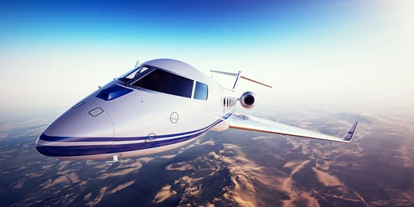 Realistisk bild av vit generisk design privat jet som flyger över bergen. Töm blå himmel och sol i bakgrunden. Affärsresor med moderna lyx flygplan. Horisontell, närbild. 3D-rendering — Stockfoto