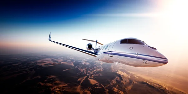 Realistiska foto av vit generisk design privat jet flyger över bergen. Töm blå himmel och sol i bakgrunden. Affärsresor med moderna lyx flygplan. Horisontell, sidovy närbild. 3D-rendering — Stockfoto