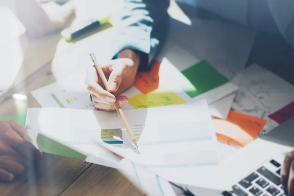 Proceso de trabajo del equipo fotográfico, firma la tabla de documentos. El equipo de gerentes de cuenta trabaja con el proyecto de startup.Nueva idea de presentación, analizar los planes de marketing. Borrosa, efecto película, horizontal — Foto de Stock