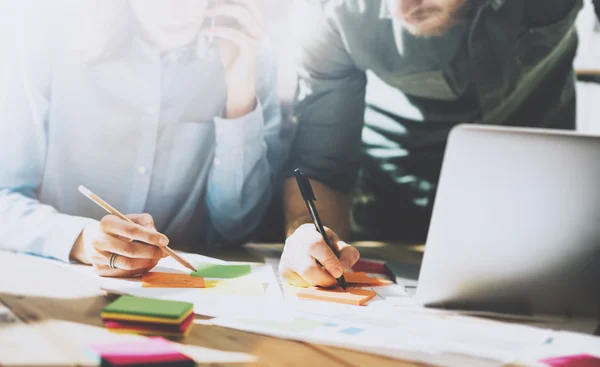 Foto team i arbetsprocessen, skyltar dokument tabellen. Kontohanterare Crew arbetar med Startup-projekt. Ny idé presentation, analysera marknadsplaner. Suddig, filmeffekt, horisontell — Stockfoto