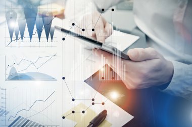 Bankacı yöneticisi çalışma süreci. Fotoğraf analisti tüccar iş piyasası grafikleri. Elektronik cihazları kullanmak. Grafik simgeler, ekranda dünya çapında online borsaarayüzleri. İş projesi nin başlatılması. Film efekti