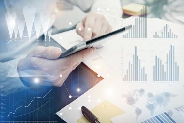 Fotoğraf Analitiği Bölümü çalışma Piyasa Charts.Banker Manager çalışma süreci. Dijital aygıtları kullanın. Grafik simgesi,Dünya Çapında Online Borsalar Arayüzü Screen.Business Project Startup.Film Etkisi