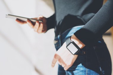 Picture Woman Working Modern studio,Giyen Genel Tasarım Akıllı Saat.Kadın Eller Dokunmaekranı cep telefonu. Yönetici Çalışma Süreci. Yatay bir maket. Burred arka plan. Film efektleri