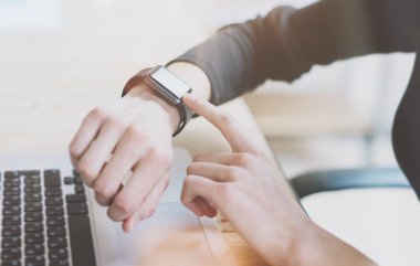 Photo Woman Working Modern loft,Generic Design Smart Watch.Female Finger Touching Screen Smartwatch.Account Manage Work Process kullanma. Yatay. Burred arka plan. Film efektleri