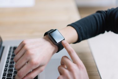 Photo Woman Working Modern loft,Generic Design Smart Watch.Female Hands Touching Screen Smartwatch.Account Manage Work Process kullanma. Yatay. Burred arka plan. Film efektleri