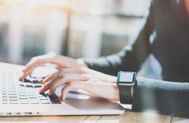 Yeni İş Projesi ile Ahşap Masa'da Çalışan Finans Hesap Yöneticisi Closeup Fotoğraf.Typing Çağdaş Laptop klavye,Giyen Akıllı Saat. Yatay bir maket. Film efekti. Bulanık