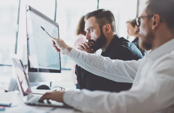 Processo di lavoro fotografico.Finanza trade manager che mostra i report screen.Young business crew lavora con l'avvio del progetto ufficio moderno.Computer desktop sul tavolo, presentazione nuova idea.Effetto cinematografico.Orizzontale — Foto Stock