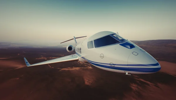 白色豪华通用设计私人喷气式飞机在地球表面下天空飞行的图片。无人居住的沙漠山脉背景。商务旅行图片。宽，前视图。电影效果。3d 渲染. — 图库照片