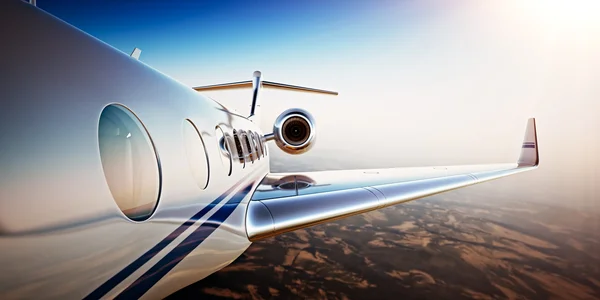 Zdjęcie White Luxury Generic Design prywatny Jet Flying w błękitne niebo o zachodzie słońca. Bezludna pustynia góry Background. Business Travel obraz. poziome, efekt filmowy. Renderowanie 3D. — Zdjęcie stockowe