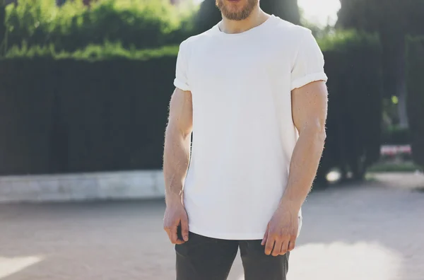 Foto Bearded gespierde Man dragen witte lege t-shirt. Groene tuin buiten achtergrond. Wazig. Horizontale Mockup — Stockfoto