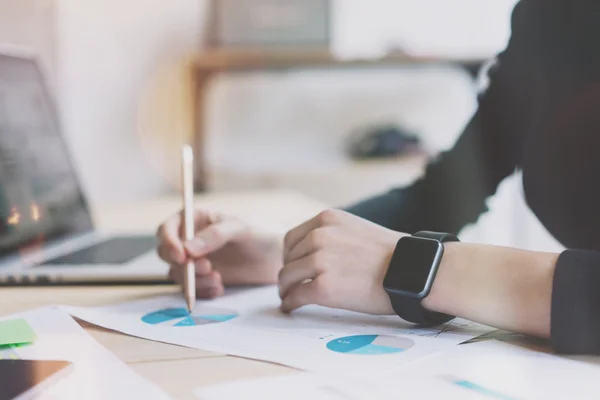 Foto vrouw werken moderne kantoor. meisje dragen generieke design Smart Watch. vrouwelijke handen schrijven notities. Account manager werkproces bij Wood Table. horizontale mockup. Burred achtergrond. Film effect — Stockfoto