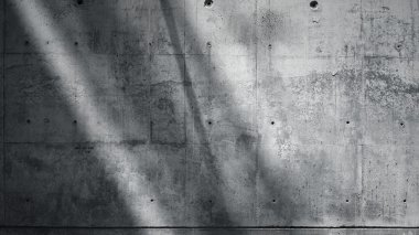 Yatay Fotoğraf Boş Grungy Pürüzsüz Çıplak Beton Duvar Güneş ışınları ile Karanlık Yüzey üzerinde yansıtan. Yumuşak gölgeler. Boş Soyut arka plan. Siyah Beyaz