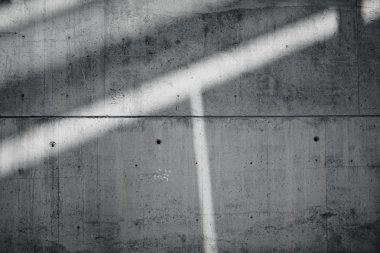Yatay Fotoğraf Boş Grungy Pürüzsüz Çıplak Beton Duvar Güneş ışınları ile Karanlık Yüzey üzerinde yansıtan. Boş Soyut arka plan. Siyah Beyaz
