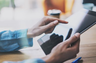 Modern Office.Project Manager El Dijital Tablet.Reflections Screen.Young Business Crew Working New Startup Studio ile Çalışma İş Arkadaşları Ekip Çalışma Süreci. Bulanık, film effec. Yakın çekim fotoğraf