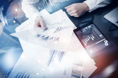 Yatırım yöneticisi çalışma süreci. Konsept fotoğraf tüccar iş piyasası raporu modern tablet. Elektronik cihaz kullanmak. Grafik simgeler, borsa raporları ekran arayüzleri. İş kurma. Film efekti