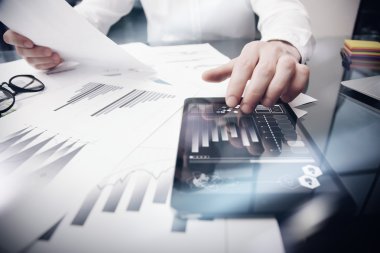 Risk Yönetimi İş süreci. Fotoğraf Trader çalışma Piyasa Raporu Belgeler Ekran Tablet Dokunmadan.Grafik Simgeler kullanarak, Borsaraporları. İş Projesi Başlangıç. Yatay,