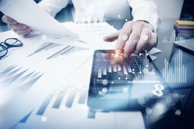 Risk Yönetimi İş süreci. Fotoğraf Trader çalışma Piyasa Raporu Belgeler Ekran Tablet Dokunmadan.Grafik Simgeler kullanarak, Borsaraporları. İş Projesi Başlangıç. Yatay, Parlama etkisi