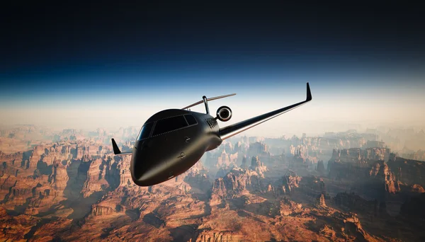 Foto de Black Matte Luxury Generic Design Private Jet Volando en el cielo bajo la superficie de la Tierra. Fondo del Gran Cañón. Viajes de negocios. Horizontal, vista del ángulo frontal. Efecto de película. Renderizado 3D . — Foto de Stock