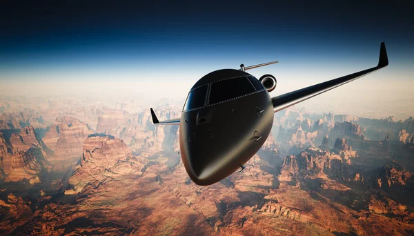 Närbild svart matt lyx generisk design privat jet flyger i himlen under jordytan. Grand Canyon-bakgrund. Affärsresa föreställer. Horisontell, framvinkelvy. Film effekt. 3D-rendering. — Stockfoto