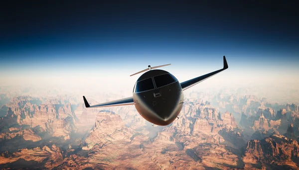 Foto Cabina Black Matte Luxury Generic Design Jet privado Volando en el cielo bajo la superficie de la Tierra. Fondo del Gran Cañón. Viajes de negocios. Horizontal, vista frontal. Efecto de película. Renderizado 3D . — Foto de Stock