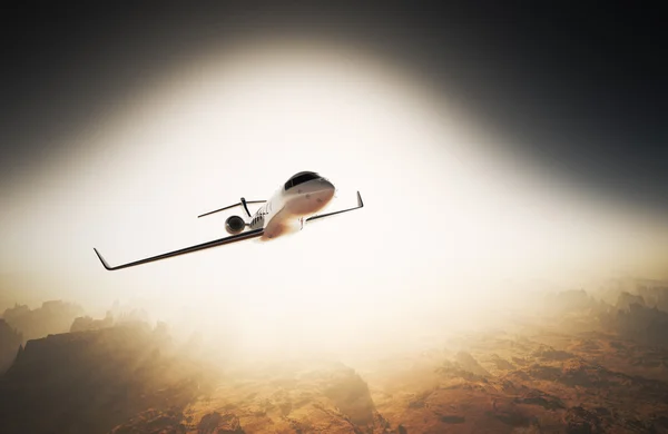 照片白色光泽豪华通用设计私人喷气式飞机在天空下在地球表面飞行。大峡谷背景日出。商务旅行图片.水平，直角视图.电影效果。3d 渲染. — 图库照片