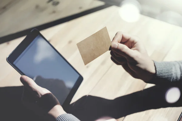 Fotografický muž zobrazující prázdnou řemeslnou vizitku a přidržující ruku moderní Digitalizující pozadí tabletu. Mockup připraven na soukromé informace. Miniaplikace proti slunečnímu záření. Vodorovná síť. — Stock fotografie