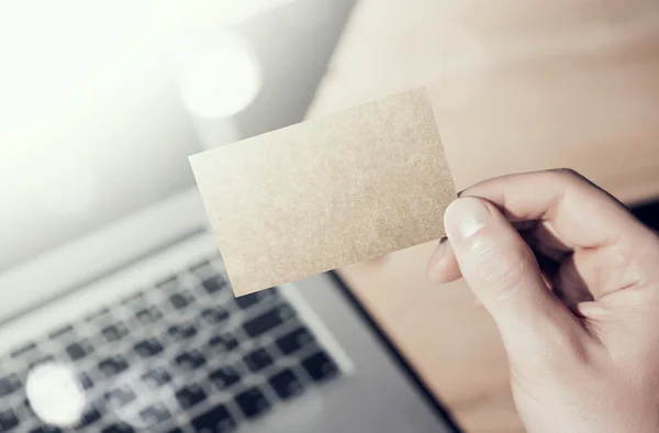 Closeup Photo Man Showing Blank Craft Business Card dan Menggunakan Modern Notebook Blurred Background. Mockup Siap untuk Informasi Pribadi. Pantulan cahaya matahari Screen Gadget. Maket horisontal . — Stok Foto