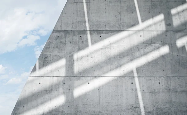 Horizontale foto leeg grungy gladde kale betonnen muur met zonnestralen reflecterend op het oppervlak. Lege abstracte achtergrond. Blauwe hemel wolken — Stockfoto