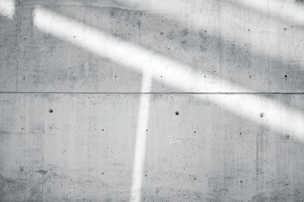 Horizontale foto leeg grungy gladde kale betonnen muur met zonnestralen reflecterend op licht oppervlak. Lege abstracte achtergrond. Zwart-wit — Stockfoto