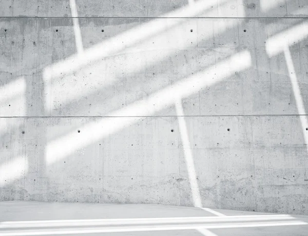 Foto horizontal en blanco Grungy y pared de hormigón desnudo liso con rayos de sol blancos que se reflejan en la superficie de la luz. Fondo abstracto vacío —  Fotos de Stock