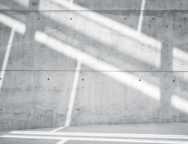 Horizontale afbeelding blank grungy gladde kale betonnen muur met zonnestralen reflecterend op het oppervlak. Lege abstracte achtergrond. Zwart-wit — Stockfoto