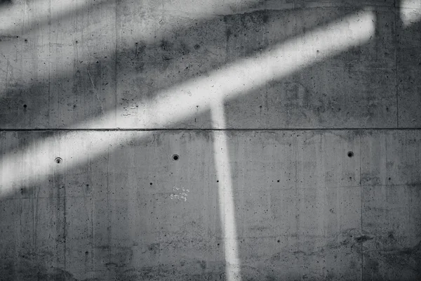 Foto horizontal en blanco Grungy lisa pared de hormigón desnudo con rayos de sol que reflejan en la superficie oscura. Fondo Abstracto Vacío. Blanco y negro —  Fotos de Stock