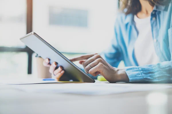 Arbeitsprozess moderner Studio.Hipster Arbeitstisch aus Holz mit neuen selbstständigen Existenzgründern. Mit digitalem Tablet, Touchscreen. Horizontal.Filmeffekt. Unklarer Hintergrund — Stockfoto