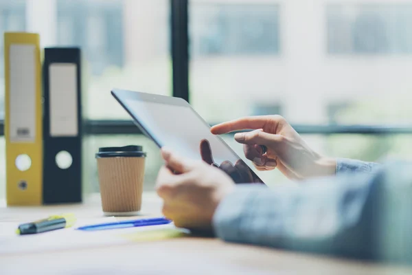 Kvinna med hjälp av Hand Digital Tablet.Reflections Screen.Young Business Crew Arbeta med nya start Studio. Dimmig, filmeffekt. — Stockfoto