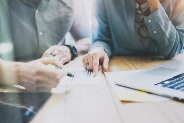 Gerentes de vendas Equipe Brainstorming processo no escritório moderno.Produtores de projeto usam gadgets digitais, analisar reports.Young Equipe de negócios trabalhando New Startup studio.Blurred, efeito de filme . — Fotografia de Stock