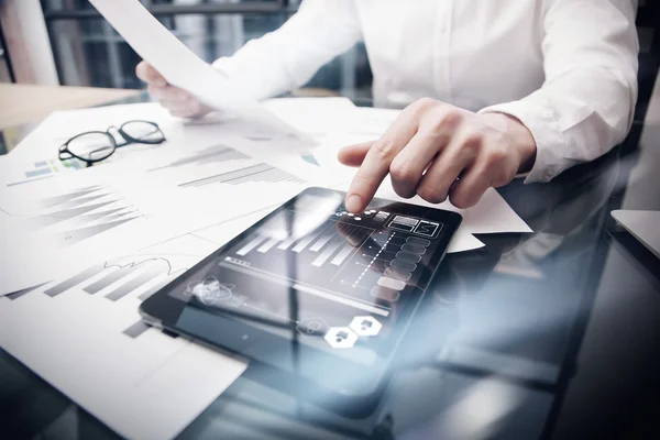 Risikomanagement-Arbeitsprozess.Bild Händler Arbeitsmarktbericht dokumentiert Touch-Screen-Tablet.using grafische Symbole, Börsen-Berichte. Existenzgründung. horizontal, — Stockfoto