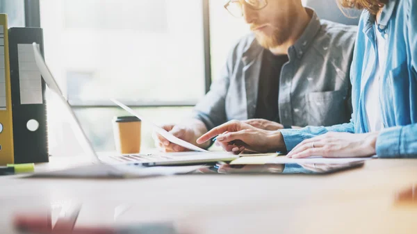 Brainstorm proces voor creatieve afdelingen. Project Manager aanwezig idee. Young Business crew werkt met Startup Studio. Laptop tafel, met behulp van Tablet. Wazig, filmeffect — Stockfoto