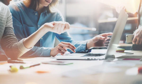 Medarbetare foto i modernt kontor. Projektledare teamarbete ny idé. Young Business Crew arbetar med startup. Bärbar dator på bordet, som visar presentationen. Suddig, filmeffekt. Horisontella — Stockfoto