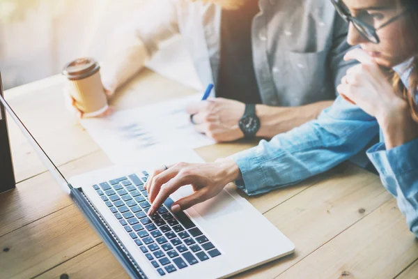 Medarbetare fungerar modern Studio. Producent möte, arbeta nytt projekt. Young Business Crew med startup. Bärbar dator på träbord, kreativ idé presentation. Suddig, filmeffekt. Horisontella. — Stockfoto