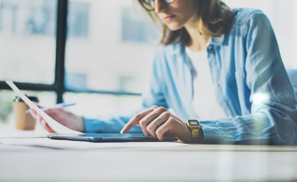 Processo di lavoro moderno Studio Loft.Art director donna tavolo da lavoro in legno con nuova start-up aziendale freelance. Utilizzando Digital Tablet, Toccando schermo. Orizzontale.Effetto pellicola. Sfondo sfocato — Foto Stock