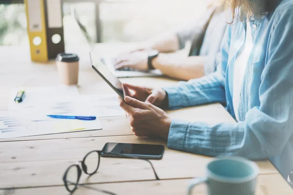 Coworking-Team recherchiert Prozess in modernem Büro.Projektmanager-Arbeit, hält Tablet weibliche Hand.Junges Business-Team arbeitet mit neuem Startup studio.risk management process.unscharf, Filmeffekt. — Stockfoto