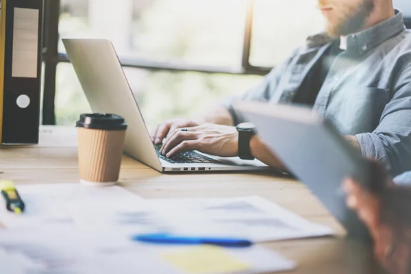 Foto försäljningschef arbetar modernt kontor. Bearded man använda generisk design laptop. account avdelning arbete nytt Startup projekt. forska process vid Wood Table. horisontell. Burred bakgrund. film effekt. — Stockfoto