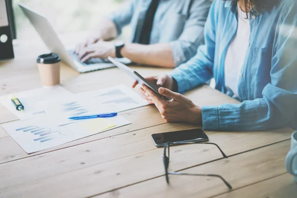 Coworkers Team Research Process moderne Loft.Project gestionnaire de travail, tenant tablette numérique femme.Jeune équipe d'affaires travaillant avec le nouveau studio.Risk processus de gestion des risques.Effet flou, film . — Photo