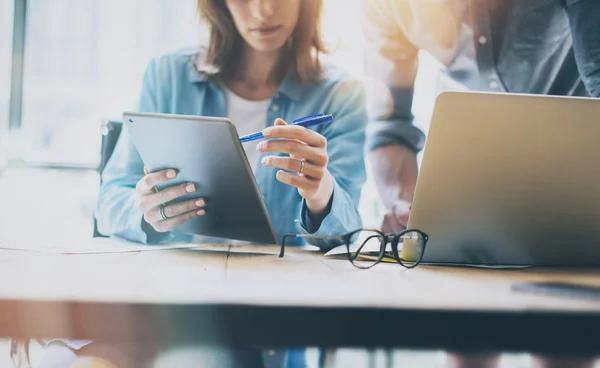 Photo Sales Manager Working Modern Loft.Donna Mostrando Rapporti di mercato Digital Tablet.Account Dipartimento Lavoro Nuovo progetto startup. Processo di ricerca Legno Table.Horizontal.Burred Background.Film effetto . — Foto Stock