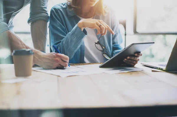 Gerentes de Ventas Trabajando Estudio Moderno.Mujer Mostrando Informe de Mercado Tableta Digital.Productor Departamento Trabajo Nuevo Proyecto Startup. Proceso de Investigación Madera Table.Horizontal.Burred Fondo. . — Foto de Stock