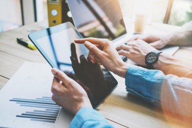 Kadın Dijital Tablete Dokunma Ekranı. Yansıma Ekranı. Proje Yapımcıları Araştırma Süreci. Yeni Girişim Stüdyosu ile Çalışan Genç İş Ekibi. Bulanık, film efekti. Yatay yakın plan fotoğraf.